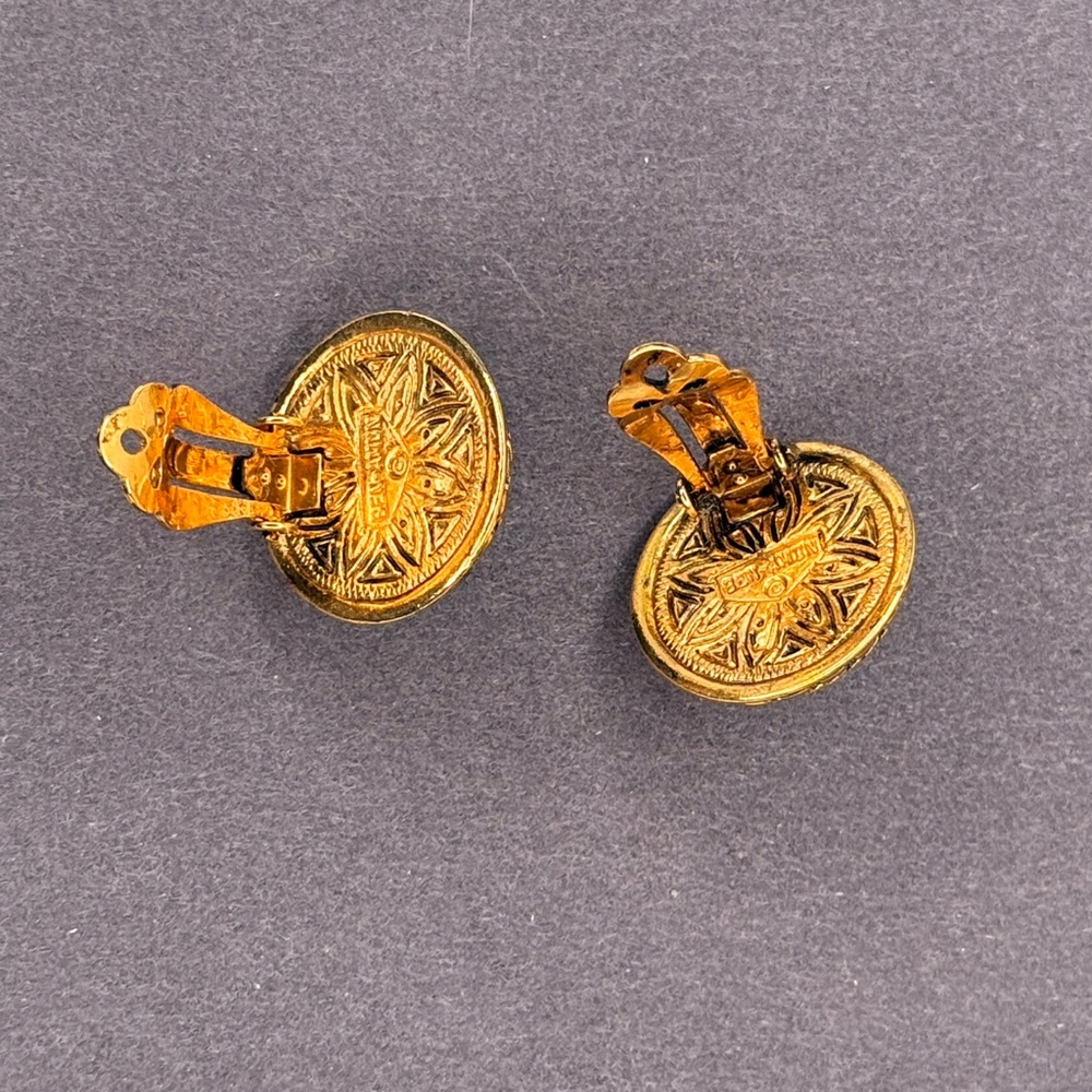 Ben-Amun Vintage Black Cabochon Clip-On Earrings | 1980s Gold Statement Jewelry - Picture 4 of 8